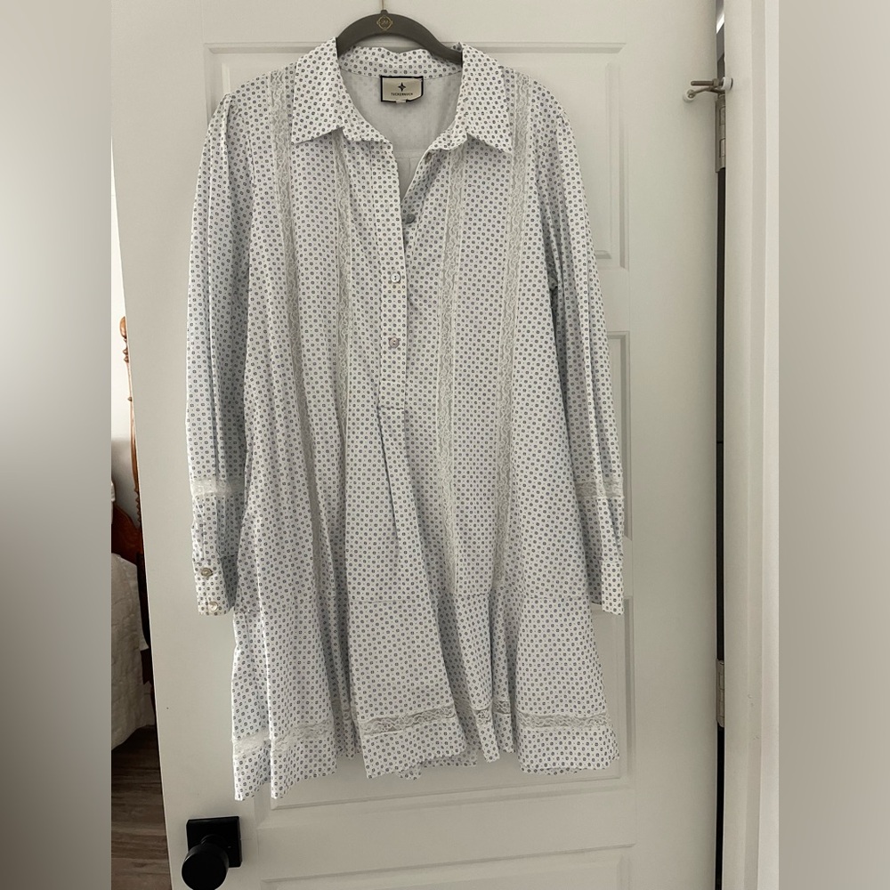 Tuckernuck White and Blue Floral Blouse Large